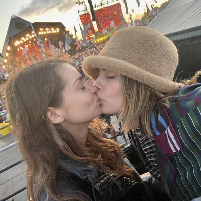 2 års forhold: Cara Delevingne feirer med kjæresten sin. Foto: Reproduksjon Instagram @caradelevingne