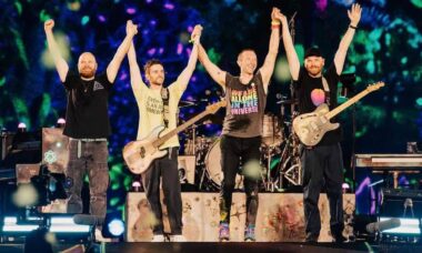 Show da banda Coldplay na Grécia é interrompido após fã invadir o palco