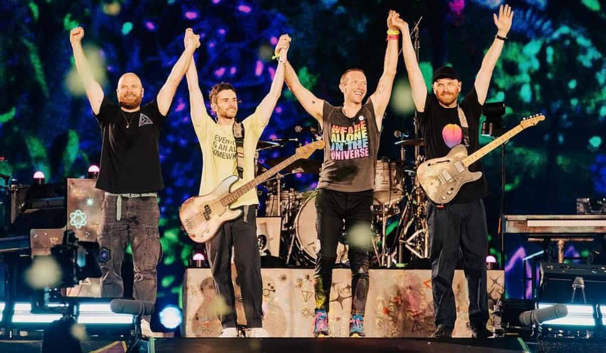 Het optreden van de band Coldplay in Griekenland werd onderbroken nadat een fan het podium had betreden