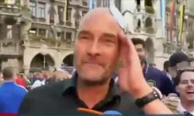 Jornalista alemão enfrenta momento embaraço ao vivo após brincadeira de torcedor escocês na cobertura da Euro 2024