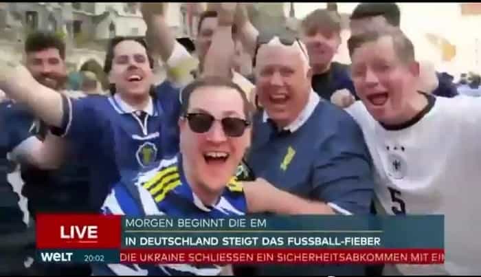 Jornalista alemão enfrenta momento embaraço ao vivo após brincadeira de torcedor escocês na cobertura da Euro 2024 (X - Twitter / @FBAwayDays)