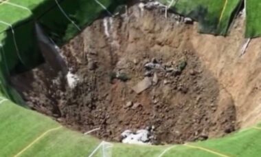 Vídeo viral mostra momento em que buraco gigante se abre no meio de campo de futebol
