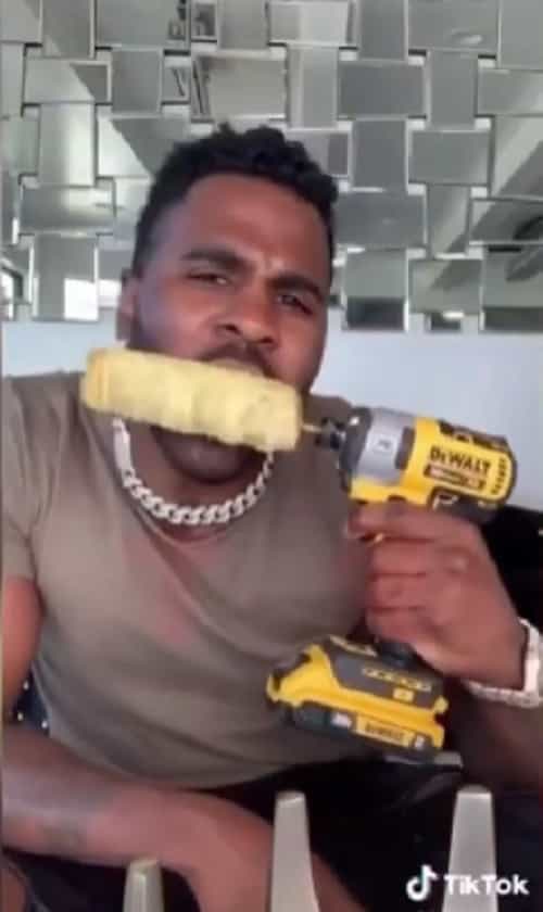 Jason Derulo mister tennene sine i forsøket på TikTok-utfordringen (TikTok / jasonderulo)