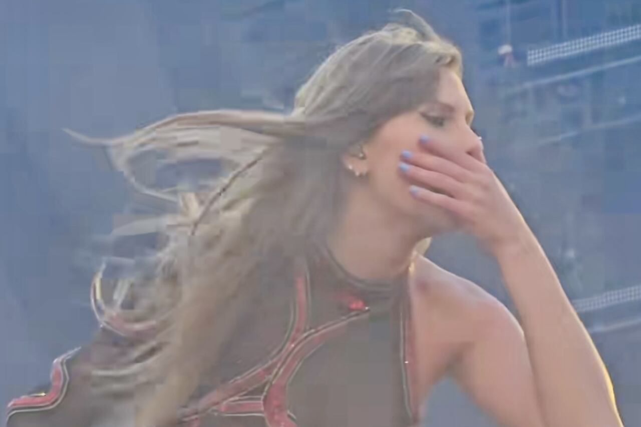 Video: Taylor Swift caught cleaning her nose during a show in Scotland