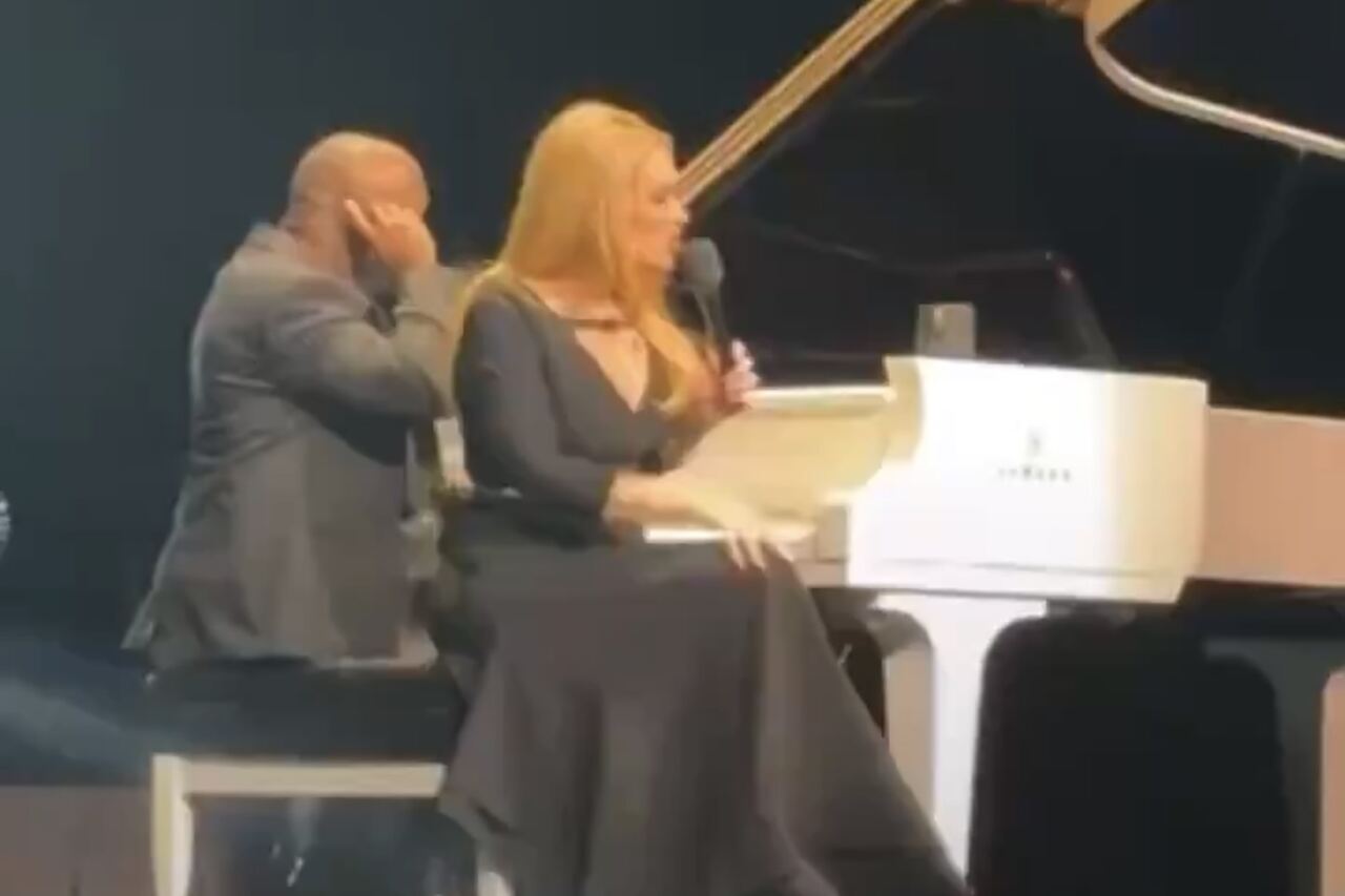 Adele tilbageviser homofobisk kommentar under show i Las Vegas: "Er du dum?"