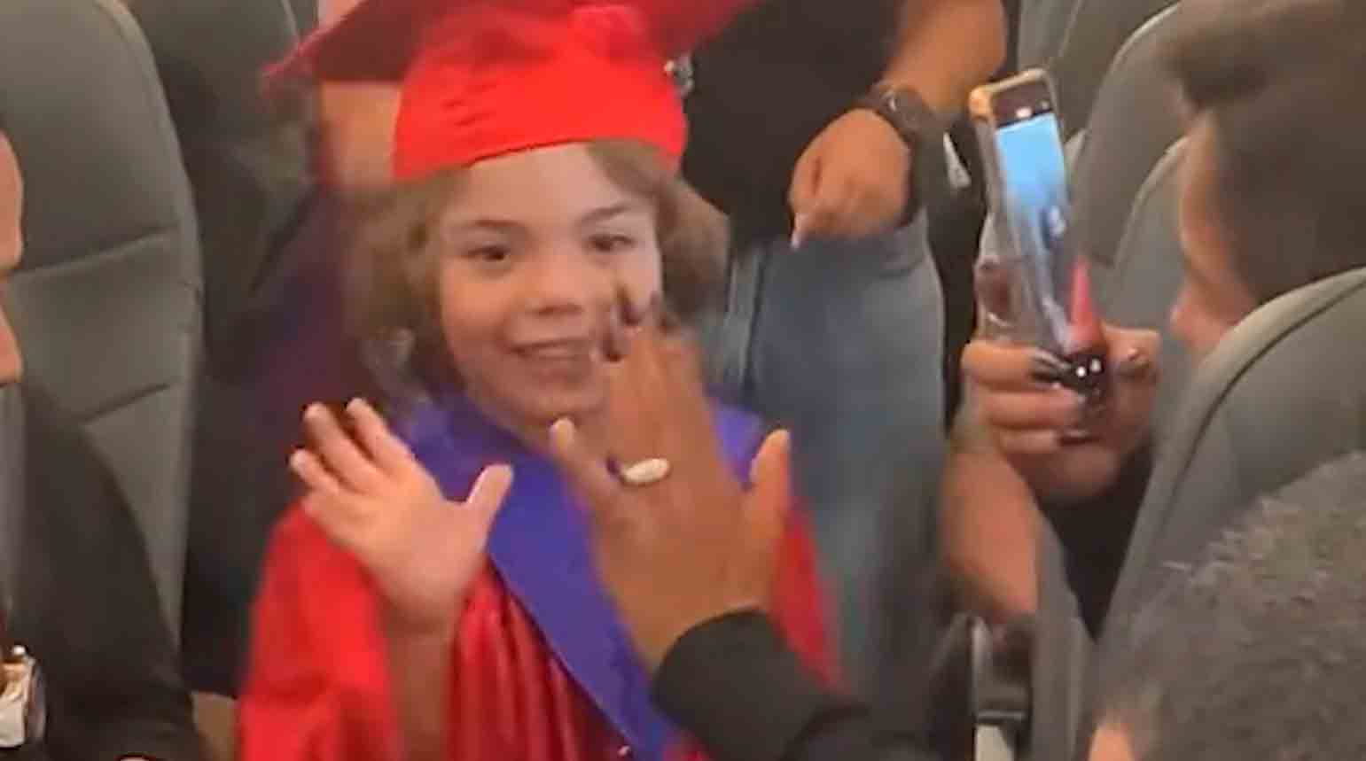 Emotionele video: vijfjarige jongen krijgt diploma-uitreiking van passagiers in vliegtuig. Reproductie TikTok @alldayloveme