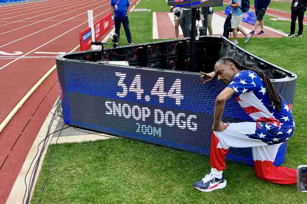Le rappeur Snoop Dogg lors de la course de 200 mètres aux sélections olympiques des États-Unis. Photo : Reproduction Twitter