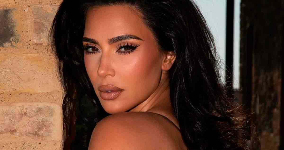 Kim Kardashian pozuje w bikini do odważnej sesji zdjęciowej i zachwyca fanów. Instagram @kimkardashian