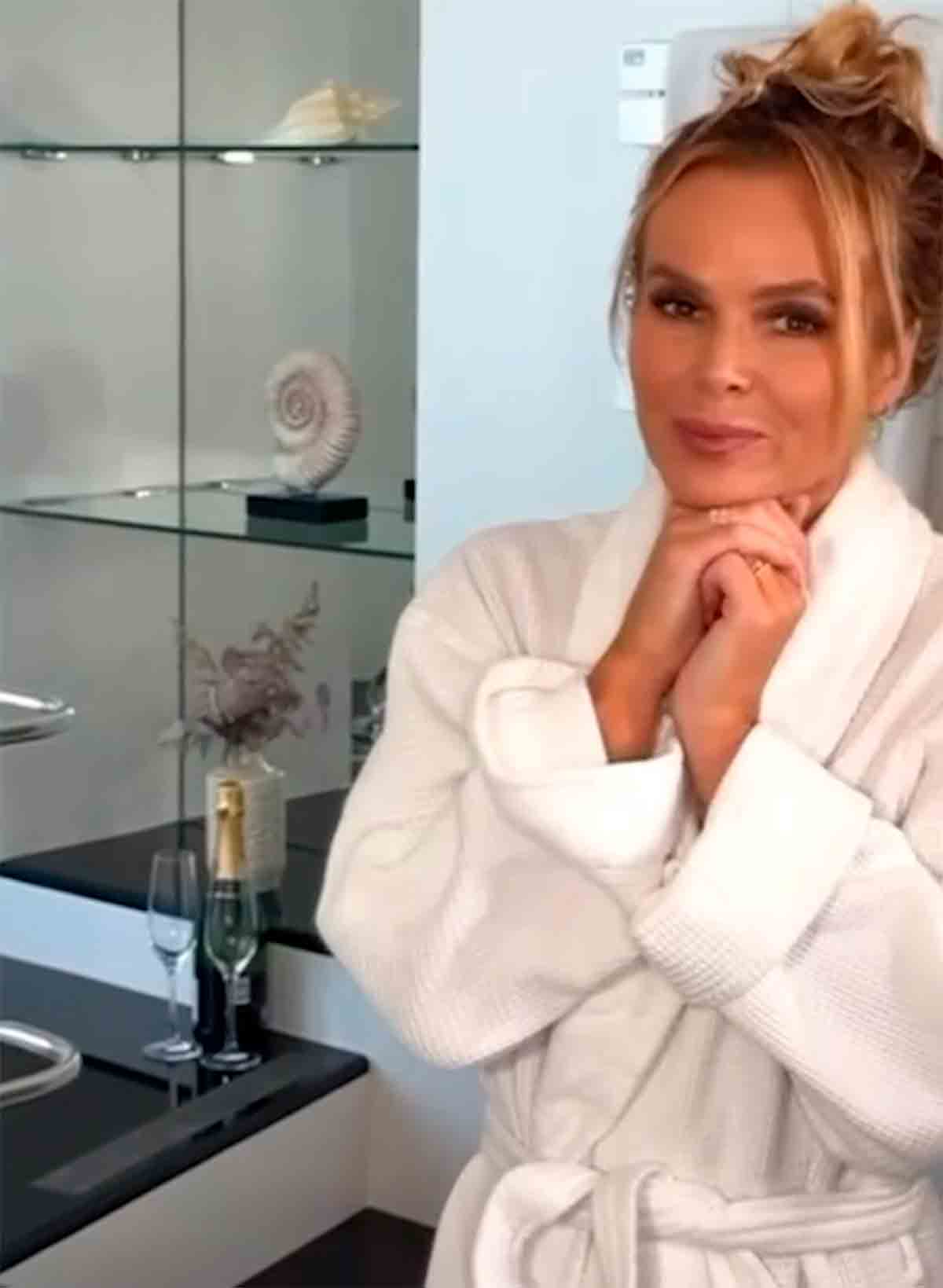 Amanda Holden. Foto's en video: Instagram @noholdenback