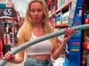 Tiktoker uit Australië wordt gevraagd een ijzerhandel te verlaten vanwege het filmen van een gewaagde video samen met een vriendin