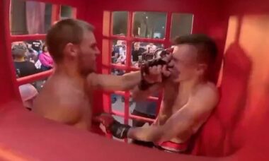 Vídeo de luta de boxe entre russos em uma cabine telefônica viraliza nas redes sociais