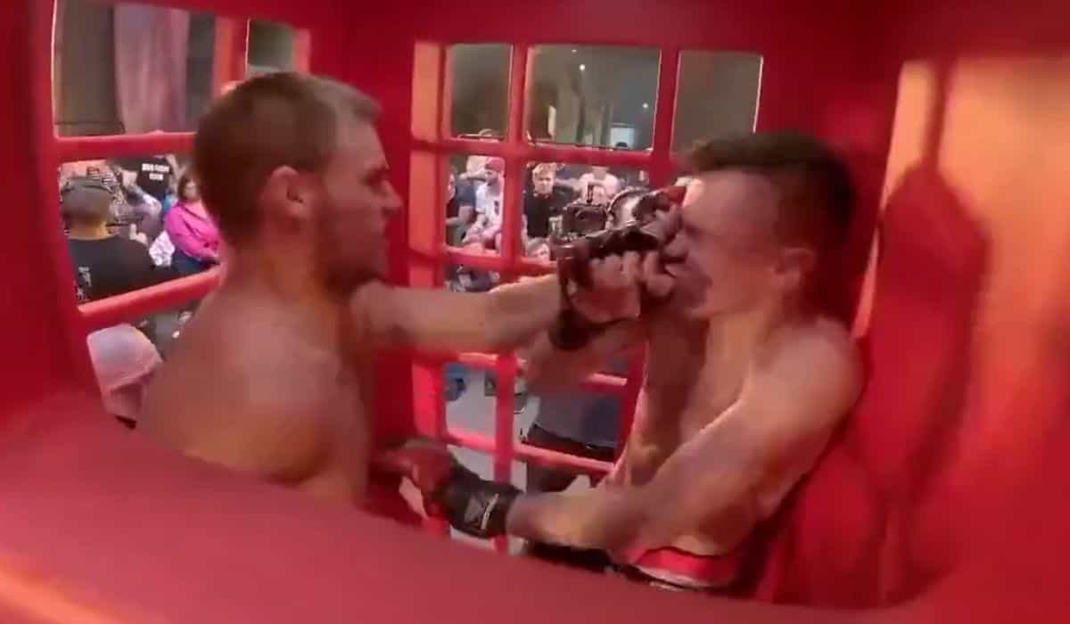 Video di combattimento di boxe tra russi in una cabina telefonica diventa virale sui social media