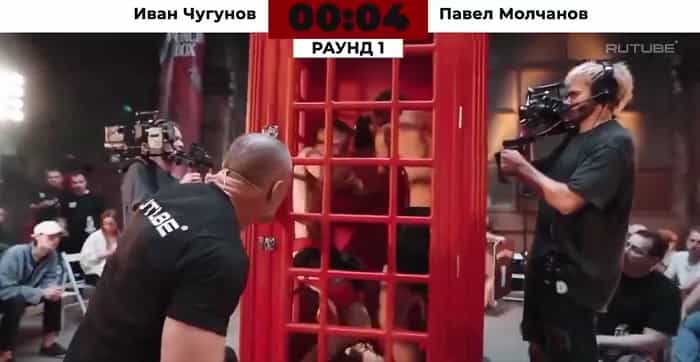 Vídeo de luta de boxe entre russos em uma cabine telefônica viraliza nas redes sociais (X (Twitter) / @UHN_Plus)