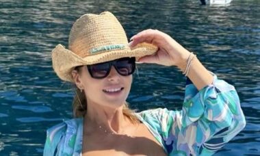 Aos 53 anos, Amanda Holden elege biquíni ousado para passeio de barco