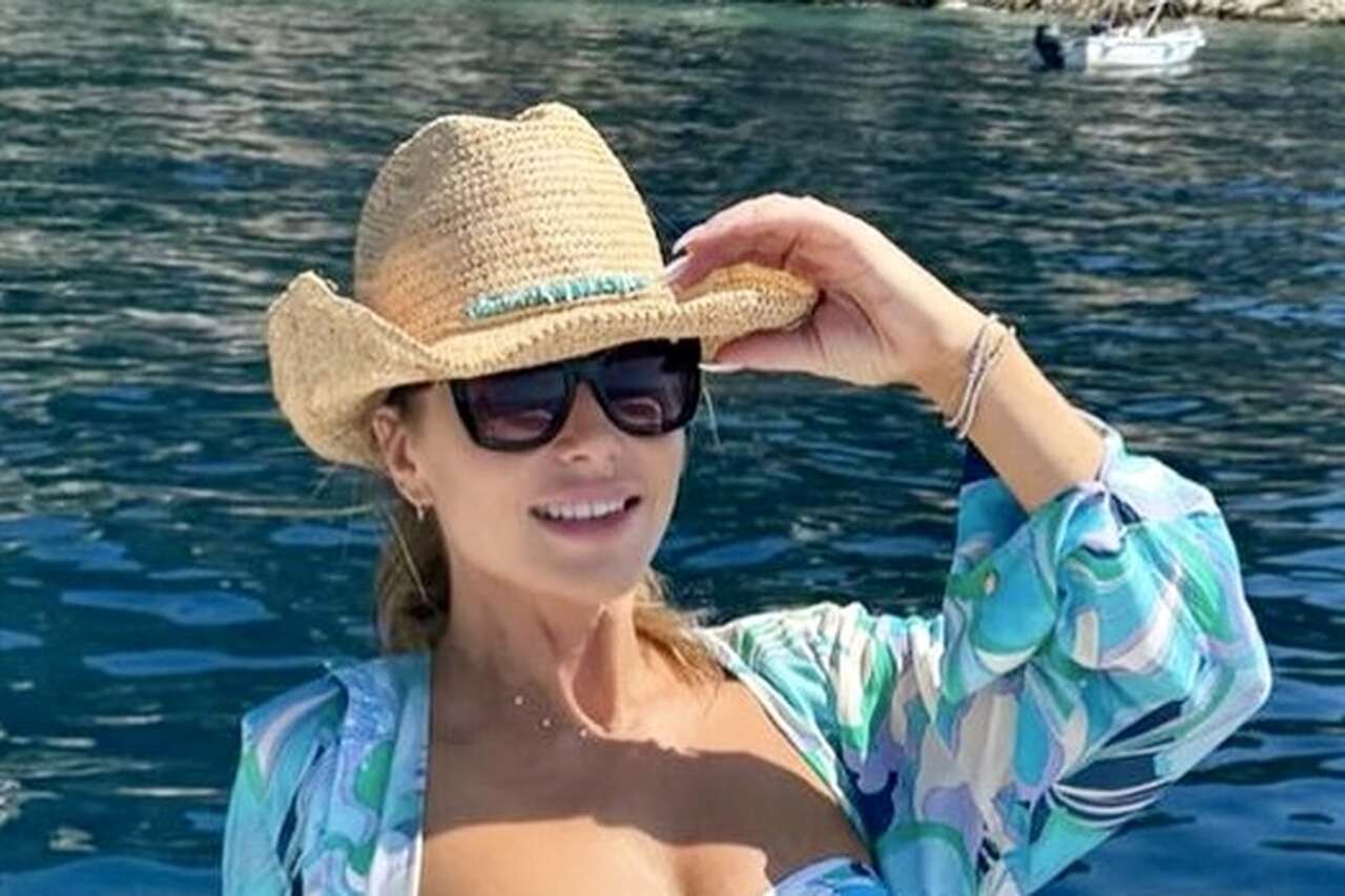 Som 53-åring velger Amanda Holden en dristig bikini for en båttur