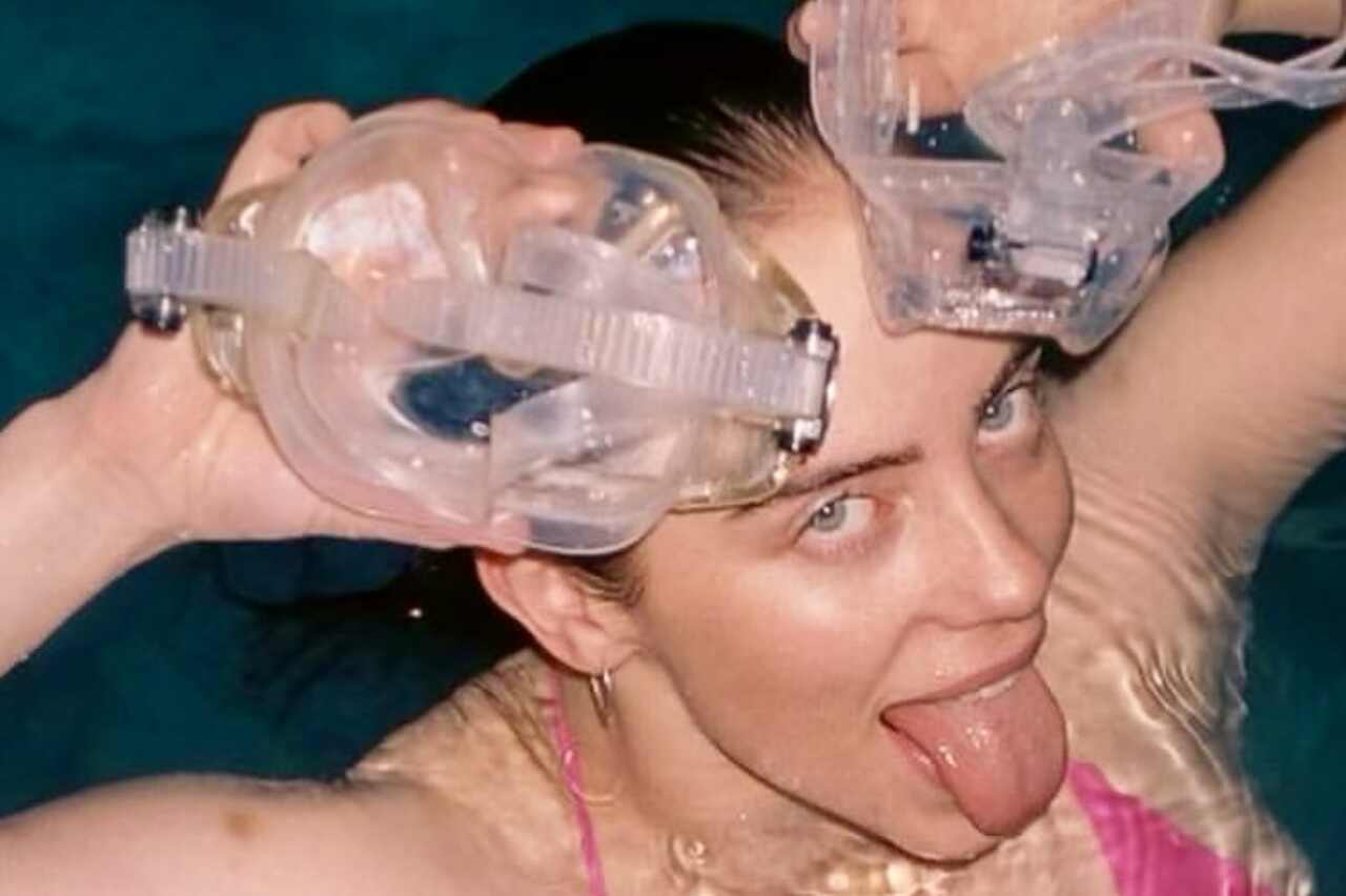 Billie Eilish profite d'une journée à la piscine avec des amis et poste une rare photo en bikini