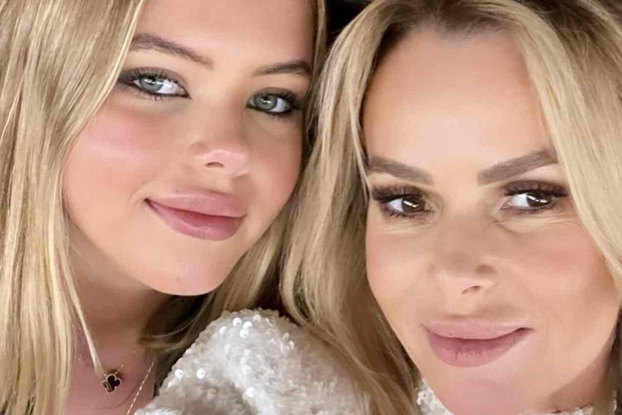 Filha de Amanda Holden posa de biquíni e brinca sobre bronzeado desigual