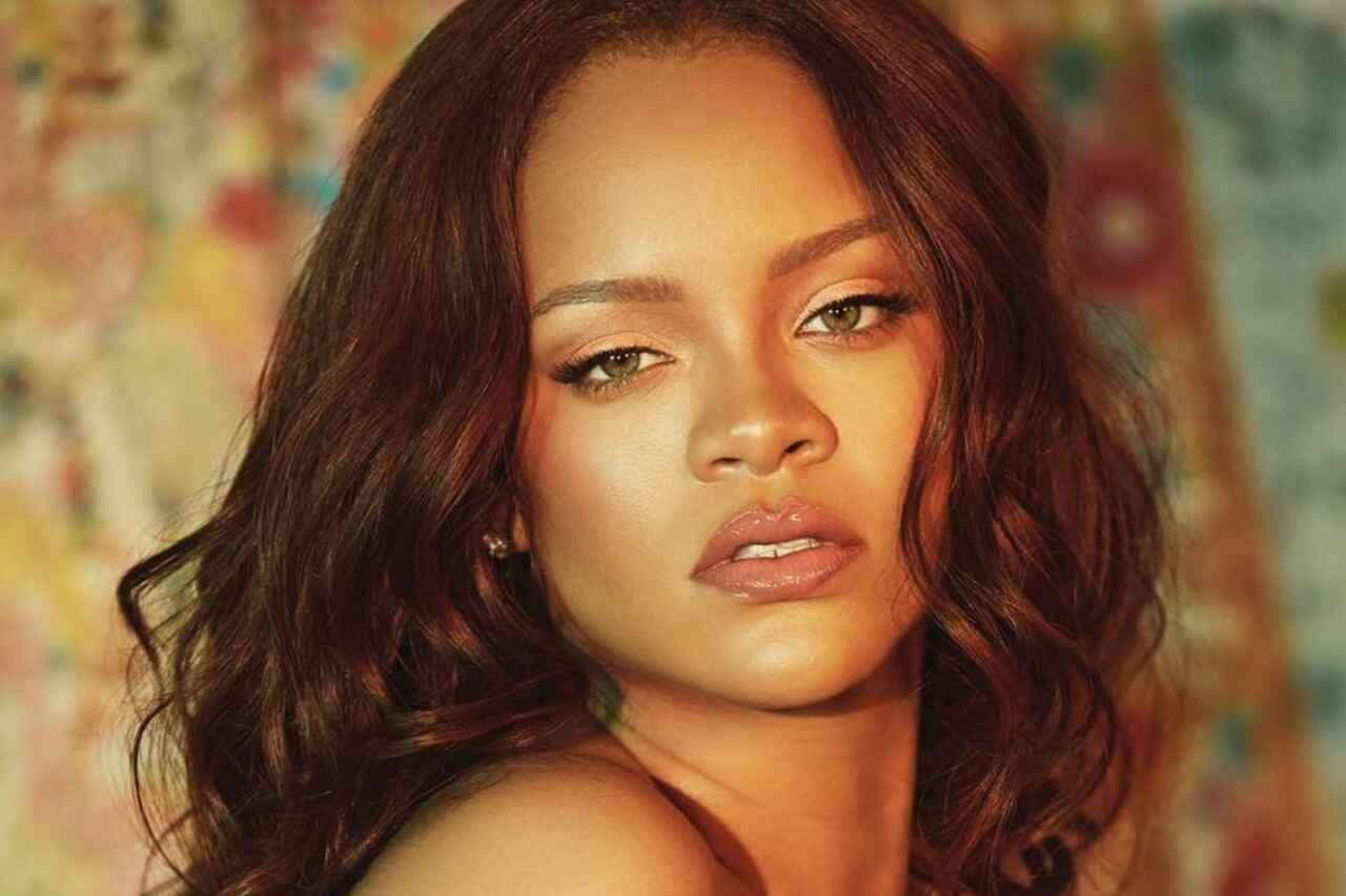 Rihanna posa de lingerie transparente e rebate boatos de terceira gravidez