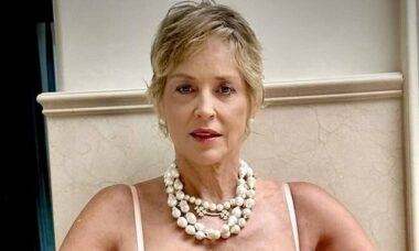 De lingerie vermelha, Sharon Stone deixa fãs babando ao recriar cena de 'Basic Instinct'
