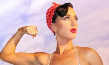 Katy Perry celebra "4 de Julho" com biquíni ousado da bandeira dos EUA e encanta os fãs
