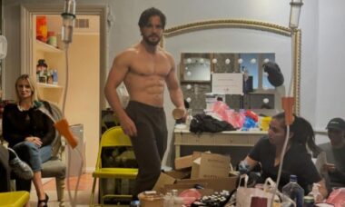 Kit Harington exibe físico invejável para a peça “Slave Play” e deixa seguidores babando