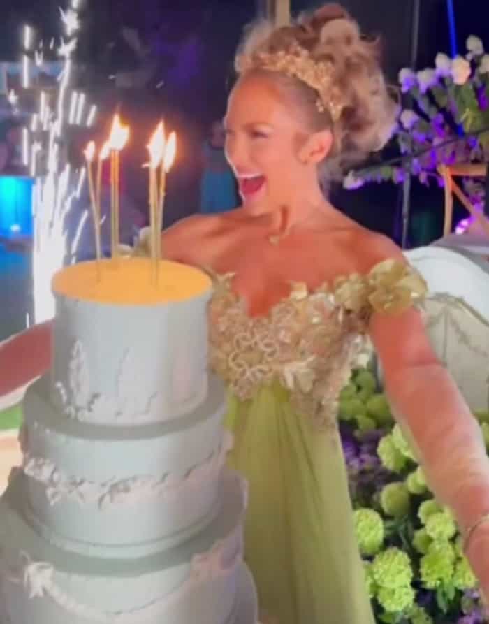 Jennifer Lopez celebra os 55 anos com festa temática de "Bridgerton" (Instagram / @jlo)