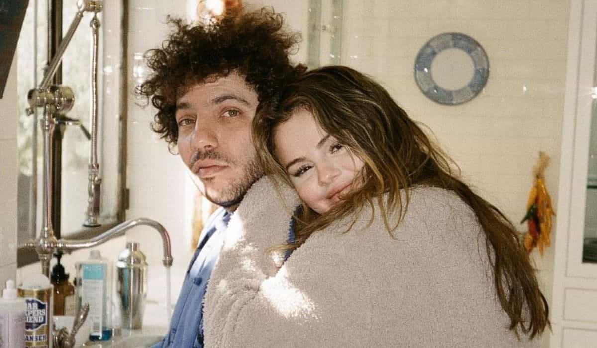 Selena Gomez gera polêmica ao postar foto "íntima" ao lado do namorado, Benny Blanco