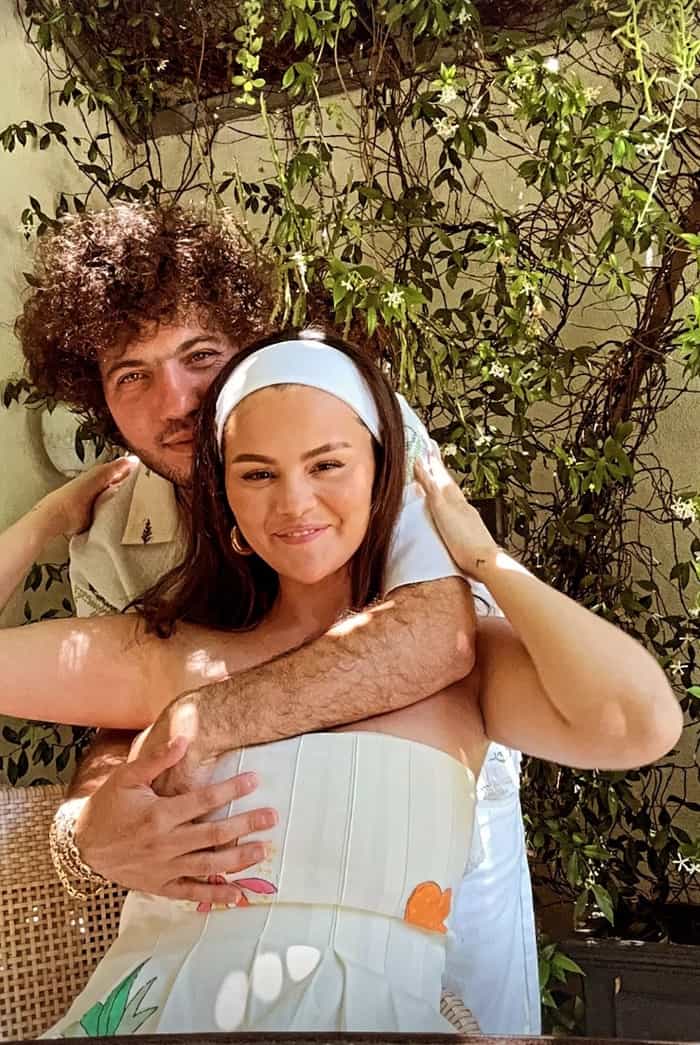 Selena Gomez sparks controversy by posting an "intimate" photo next to boyfriend Benny Blanco (Instagram / @selenagomez)