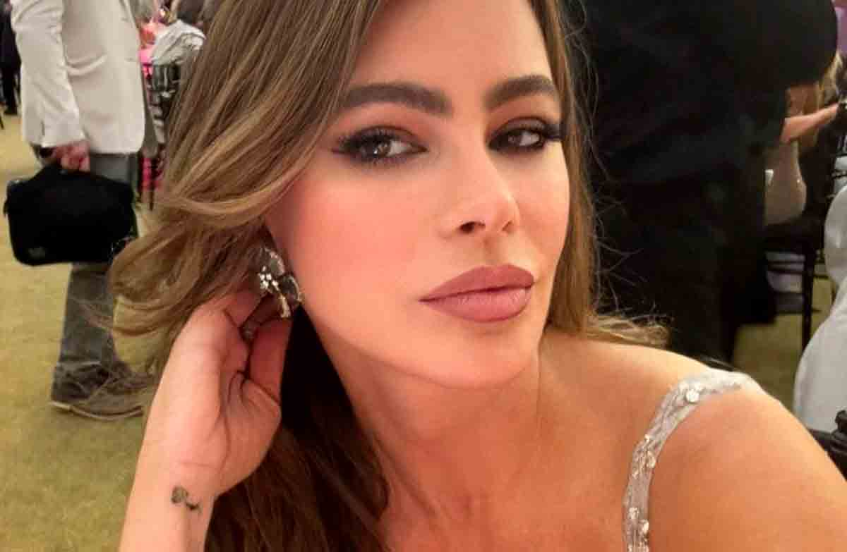 Sofia Vergara quase mostra demais em evento beneficente de Andrea Bocelli