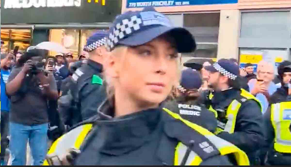 Oficial femenina se roba el espectáculo durante el arresto de un manifestante en Londres