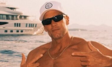 Tom Brady comemora aniversário de 47 anos com foto sem camisa em “nova tradição”