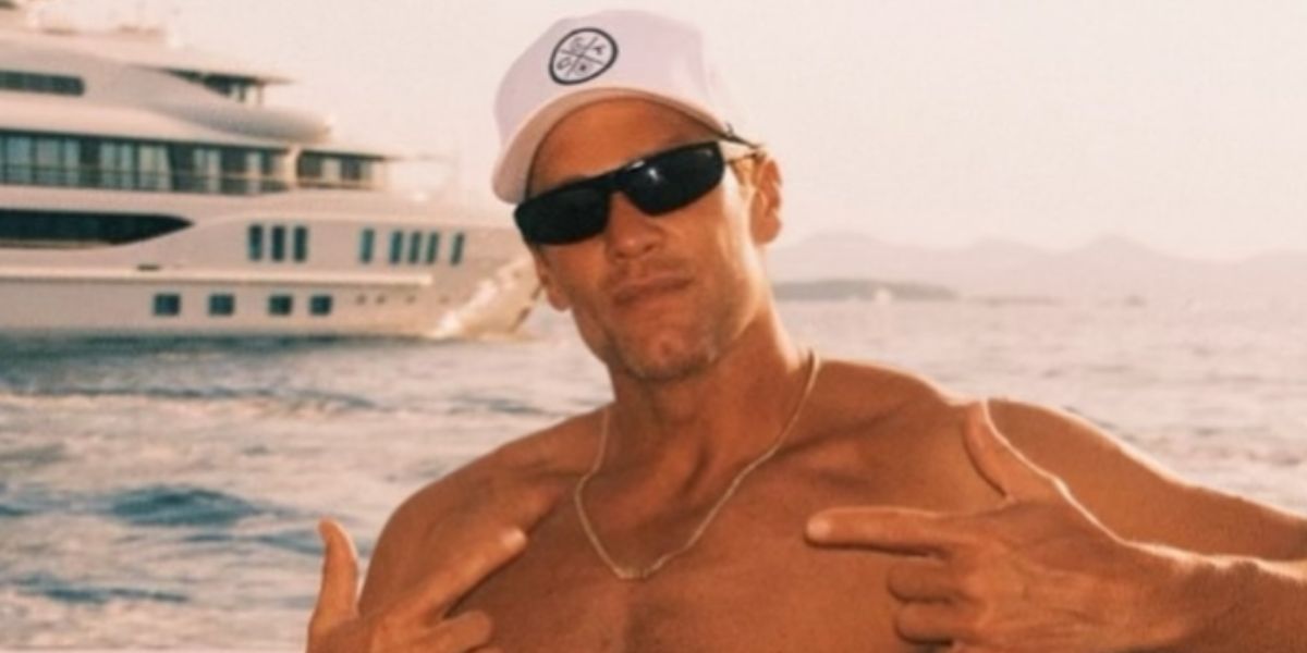 Tom Brady feirer 47-årsdagen sin med et bilde uten skjorte i en ‘ny tradisjon’