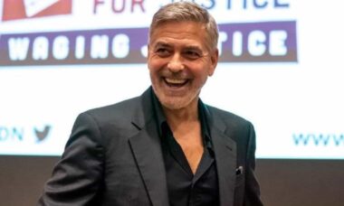 George Clooney leiloa jantar íntimo em Nova York para beneficiar sua fundação de justiça