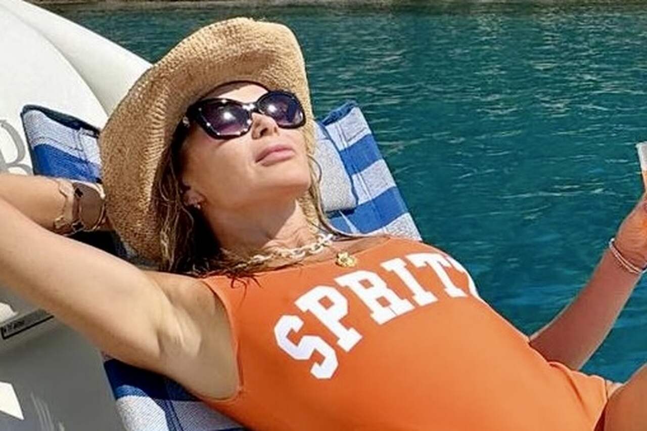 Amanda Holden driller om 'forventning vs. virkelighed' i bikini