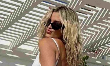 Ashley Roberts exibe físico impecável em cliques de férias na Grécia