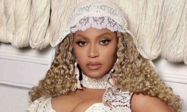 Beyoncé surge de lingerie de crochê para lançar marca de uísque