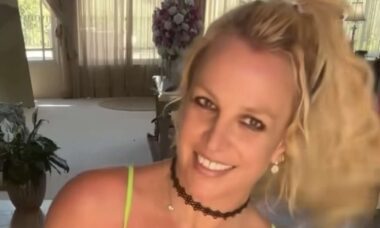 Vídeo: Britney Spears quase mostra demais enquanto faz dança ousada de biquíni