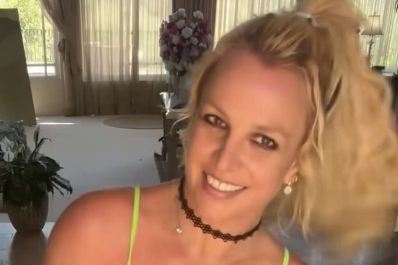 Vidéo : Britney Spears manque de trop en montrer en dansant audacieusement en bikini