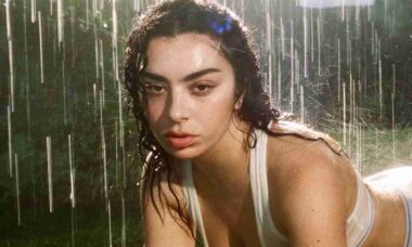 Charli XCX quase mostra demais em ensaio de lingerie na chuva