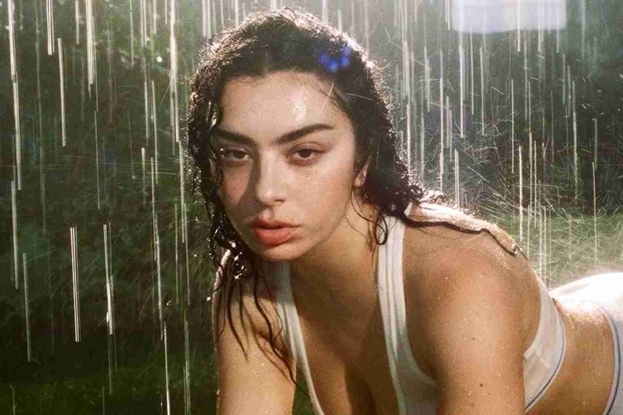 Charli XCX laat bijna te veel zien tijdens lingerieshoot in de regen