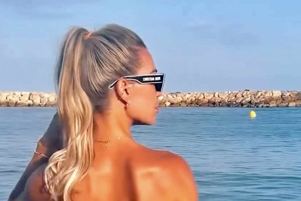 Realitystjerne viser feilfritt kropp etter å ha fjernet toppen av bikinien på en stranddag