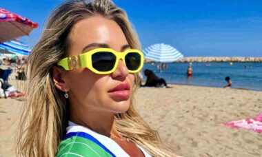 Estrela de reality show quase mostra demais em dia de praia