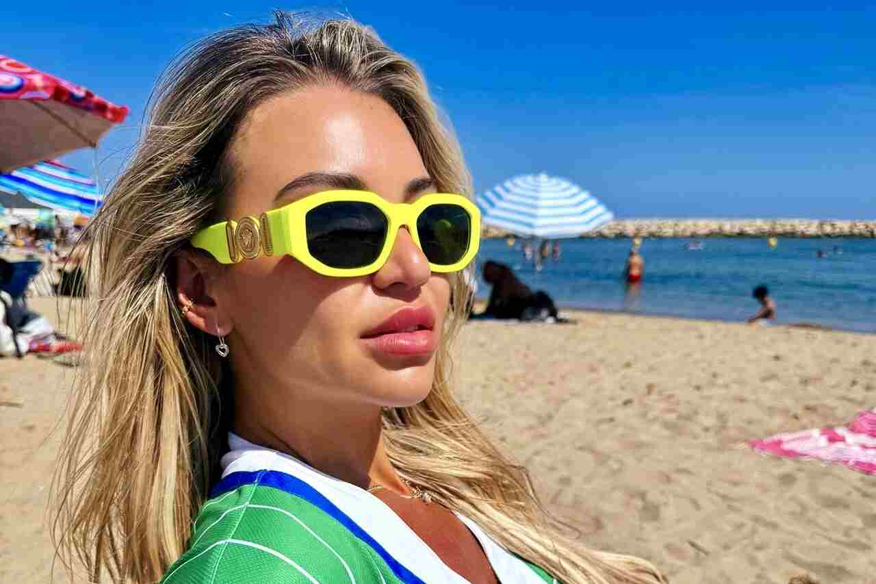 La star dei reality show mostra quasi troppo durante una giornata in spiaggia