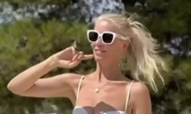 Aos 54 anos, Claudia Schiffer exibe boa forma em vídeo de biquíni