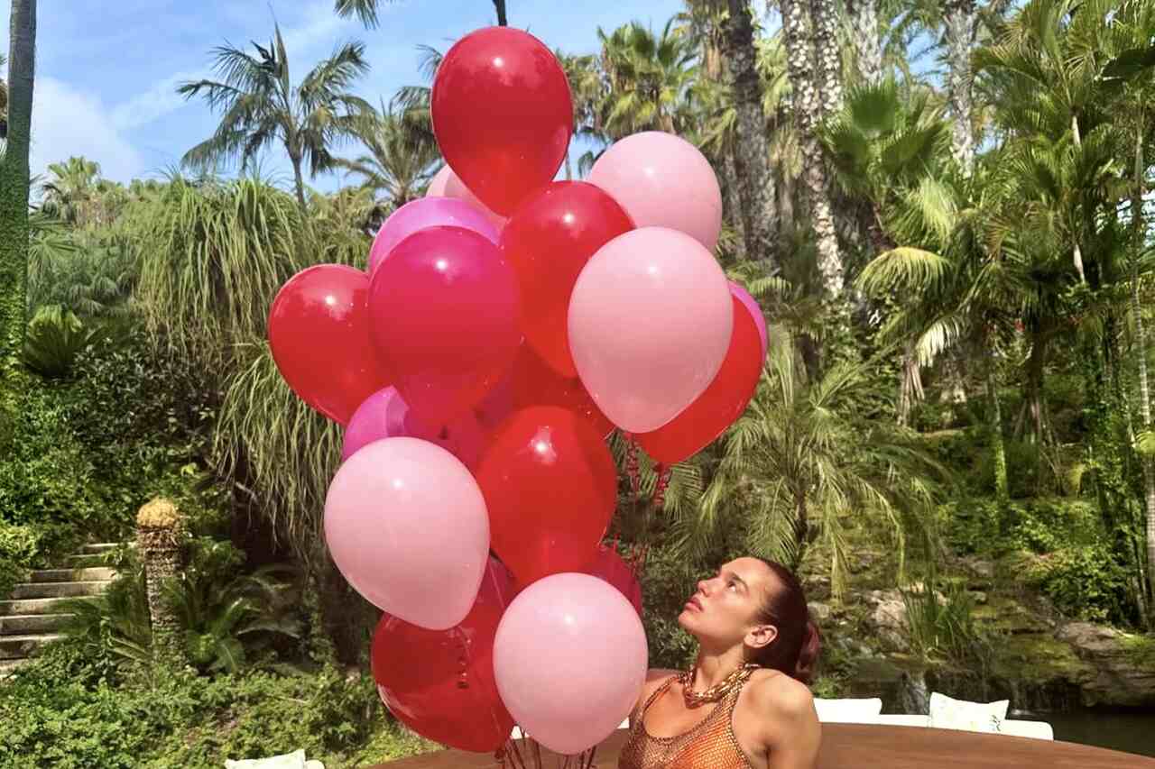 Dua Lipa pose en bikini orange pour célébrer ses 29 ans