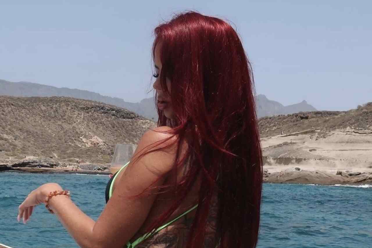 Estrella de reality posa con un diminuto bikini y exhibe atributos físicos impecables