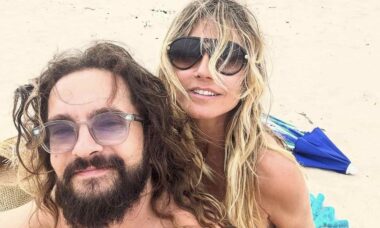 Na praia, Heidi Klum dispensa biquíni em clique com o marido