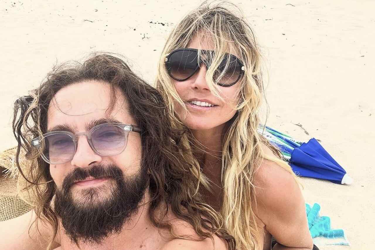 A tengerparton Heidi Klum bikini felsőrész nélkül pózol a férjével