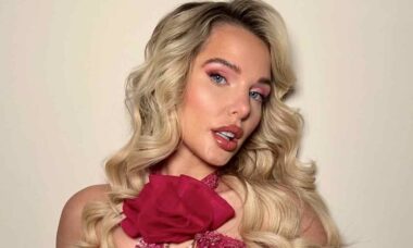 Helen Flanagan quase estoura costura de vestido decotado e deixa fãs babando