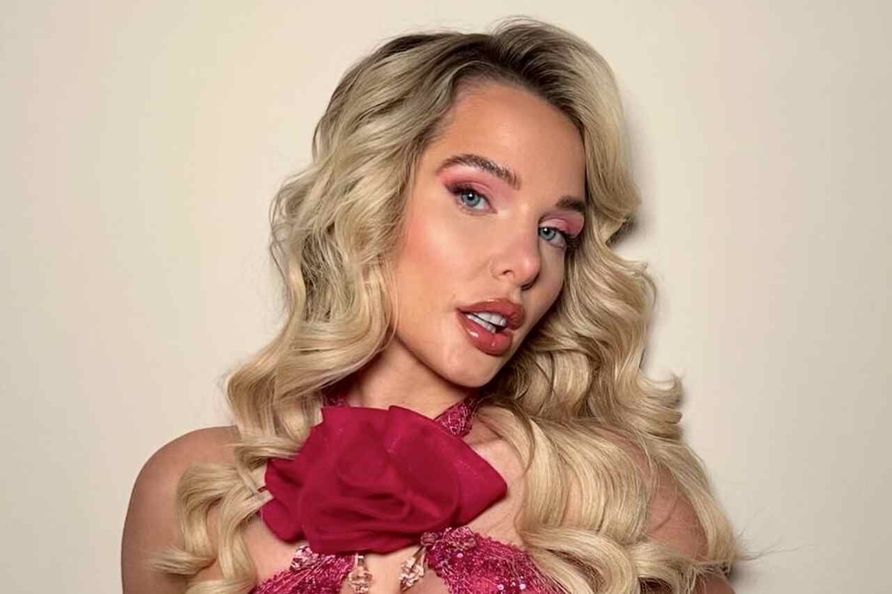 Helen Flanagan risque presque d'exploser la couture de sa robe décolletée et laisse ses fans baba